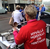 Teija Nummela jakamassa #EIKÄY rokkaa ammattiosastojen yhteisessä tapahtumassa 18.9.2015.
(c) Jarkko Kuisma