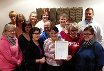 Ao:n hallitus poseeraa kunniakirjan kanssa.
(c) Jarkko Kuisma